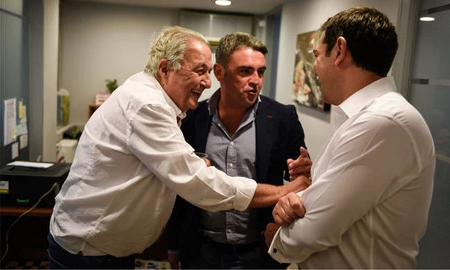 Η φωτογραφία του Μανώλη Πετσίτη αγκαλιά με τον Τσίπρα και τον Φλαμπουράρη!